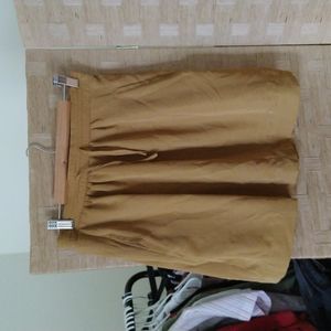 Silky flowy short skirt with great finishes